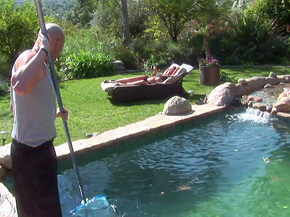 Married woman fucked in the pool 3