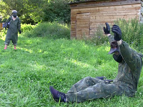 Plan cul en pleine partie de paintball sous le soleil brlant 2